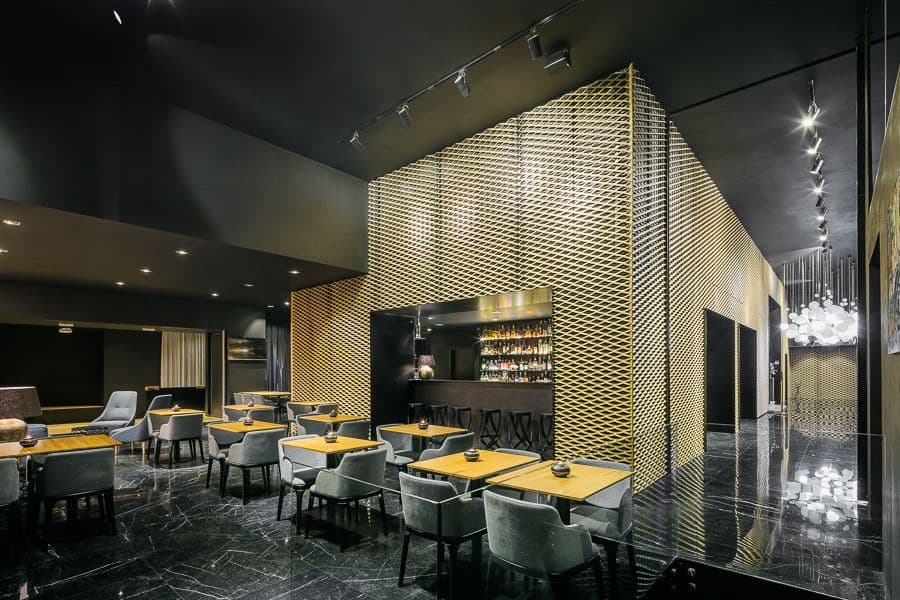 Interiér restaurace se stoly a barem